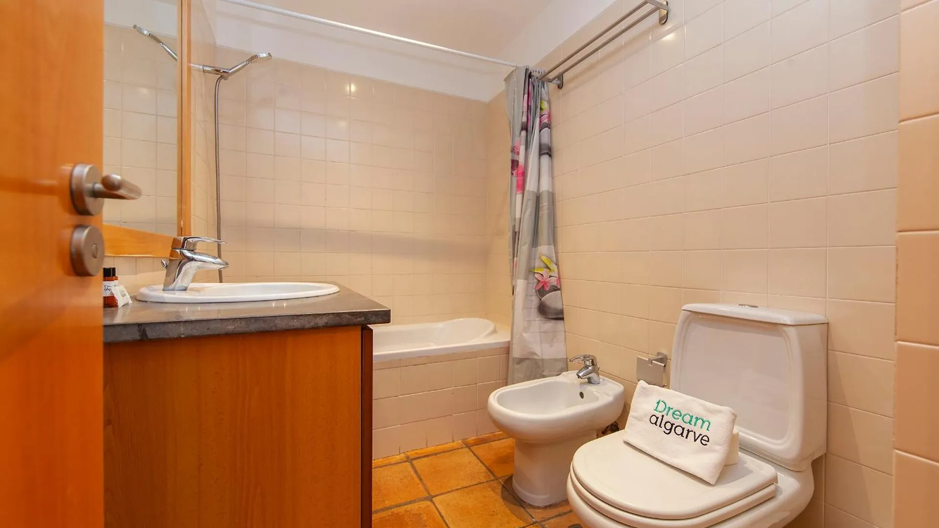 A11 - Marinapark Hill Beach Apartment Lagos